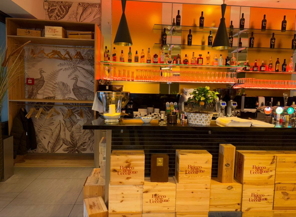 Bar & Lounge